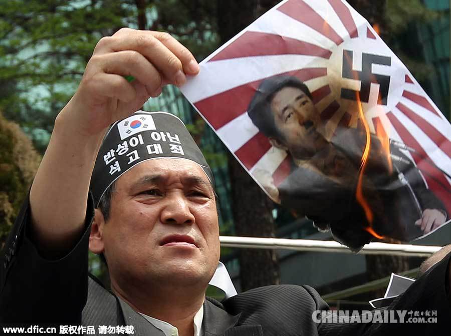 韩民众日本使馆前焚烧安倍头像 促其在美演讲时道歉