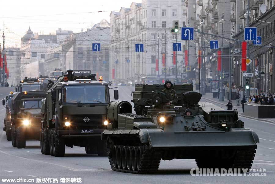 俄举行胜利日阅兵夜间彩排 装甲车辆驶上街道引围观
