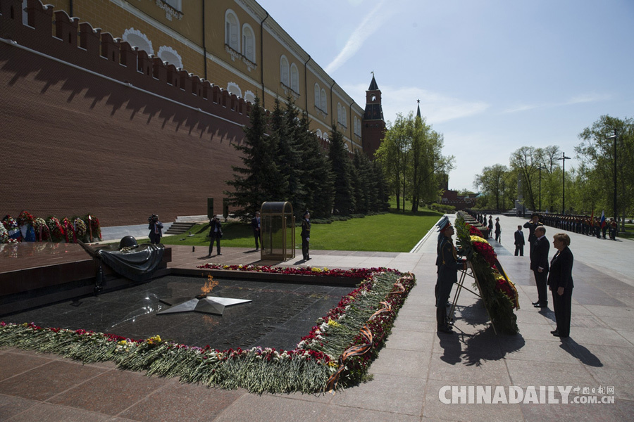 默克尔访俄 向无名烈士墓献花圈纪念二战遇难者