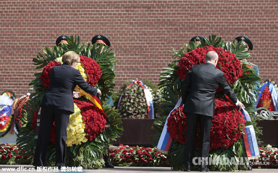 默克尔访俄 向无名烈士墓献花圈纪念二战遇难者