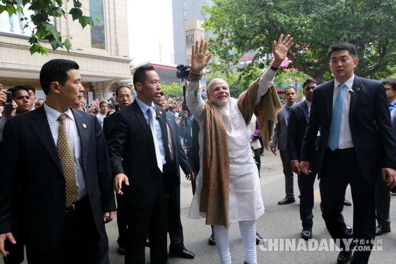 印度总理莫迪与西安民众热烈互动（图）