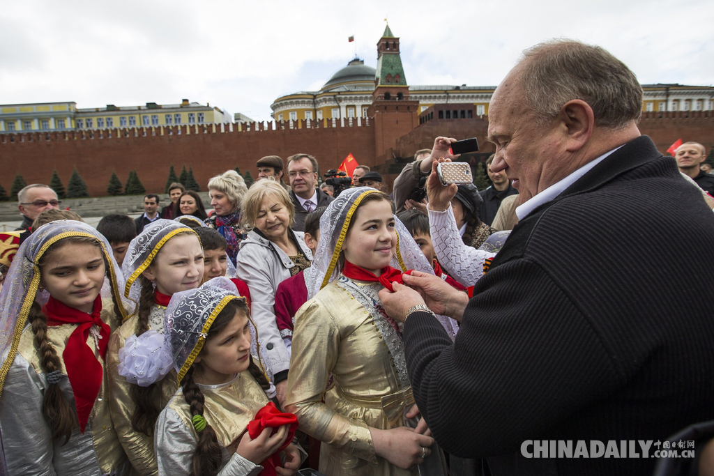 俄举行少年先锋队入队仪式 久加诺夫为学生佩戴红领巾