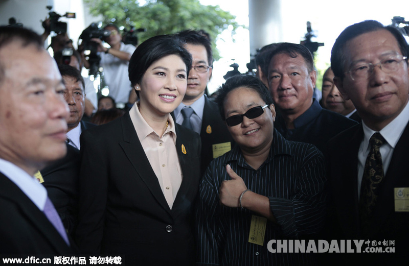 泰国前总理英拉出庭否认渎职指控 支持者送鲜花