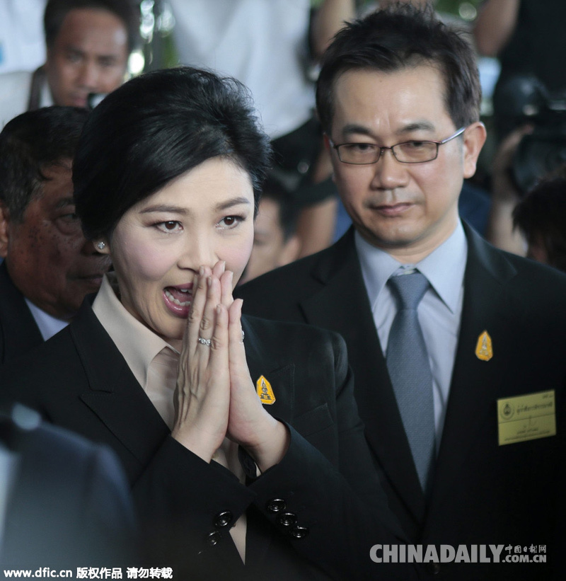 泰国前总理英拉出庭否认渎职指控 支持者送鲜花