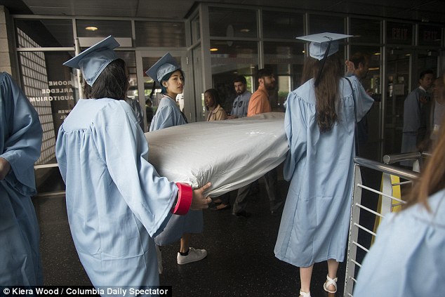 哥大遭性侵女学生抬床垫领毕业证 抗议学校处理不当