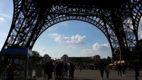 扒手横行 巴黎埃菲尔铁塔被迫关闭