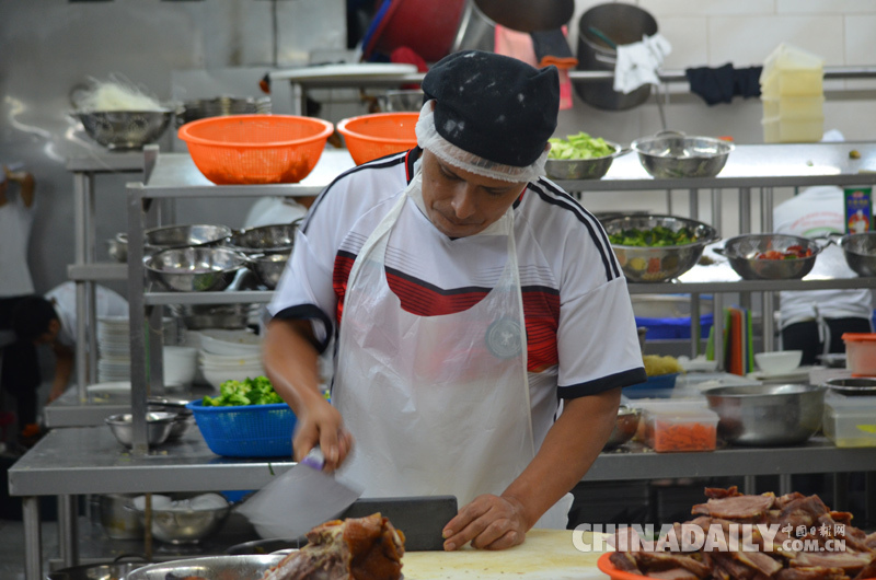 中国小伙在秘鲁当大厨 最喜欢看“打老虎”新闻