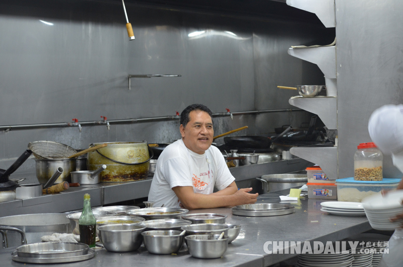 中国小伙在秘鲁当大厨 最喜欢看“打老虎”新闻