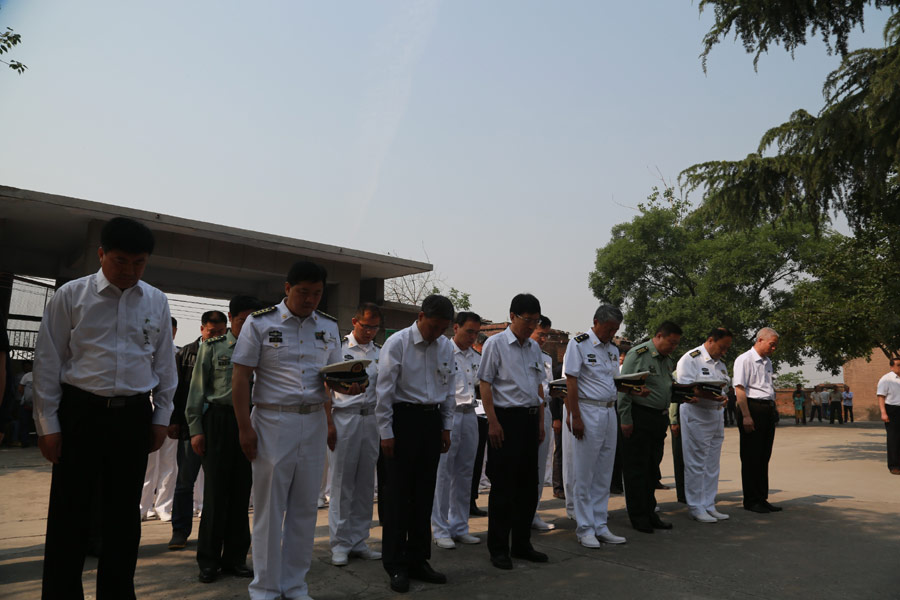 海军两名牺牲飞行员骨灰安葬仪式举行（组图）