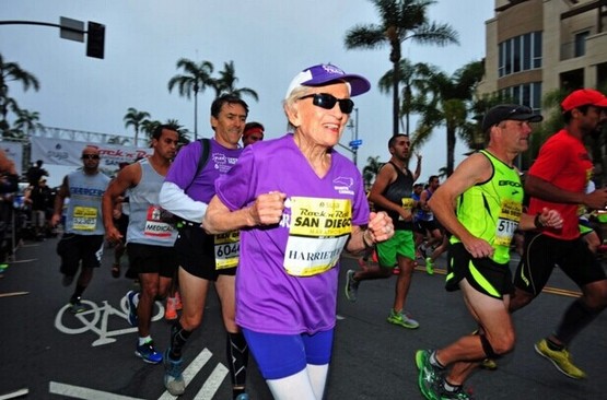 美92岁老太跑全程马拉松创纪录 系癌症幸存者