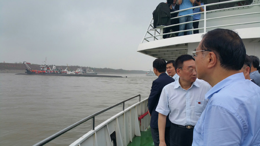 李克强在长江现场指挥救援 距翻沉船只仅50多米