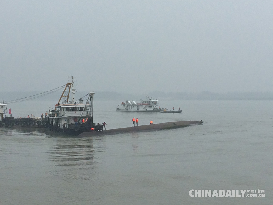 救援进展：长江倾覆客轮船底已露出水面