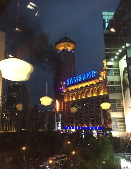 上海南京路一商场广告牌起火 已扑灭无人员伤亡