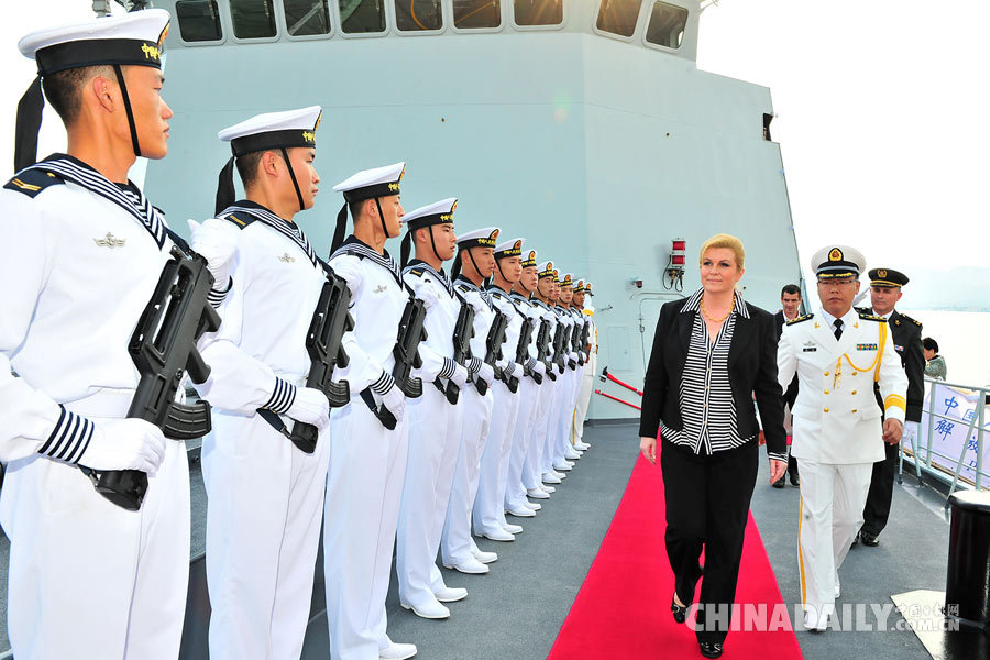 克罗地亚总统参观中国海军临沂舰并出席甲板招待会