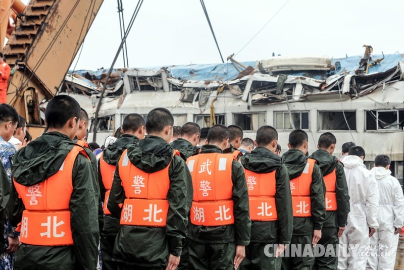 “东方之星”号客船翻沉事件救援现场举行对遇难者的哀悼活动