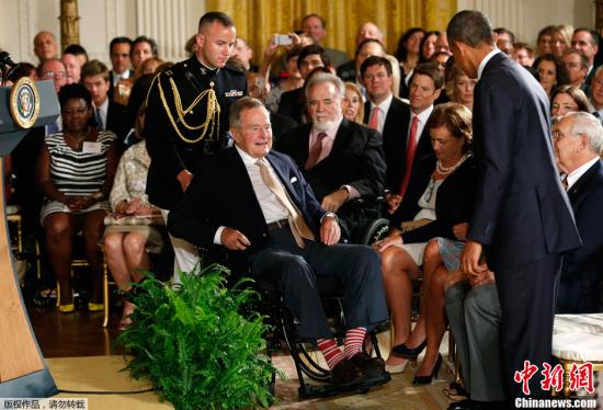 美前总统老布什91岁生日 高龄爱玩跳伞寻刺激