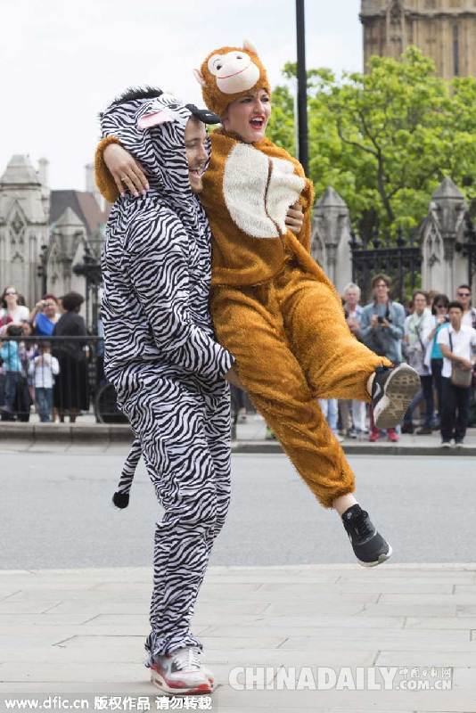 英国民众议会前扮动物跳舞 游说议员推行环保政策