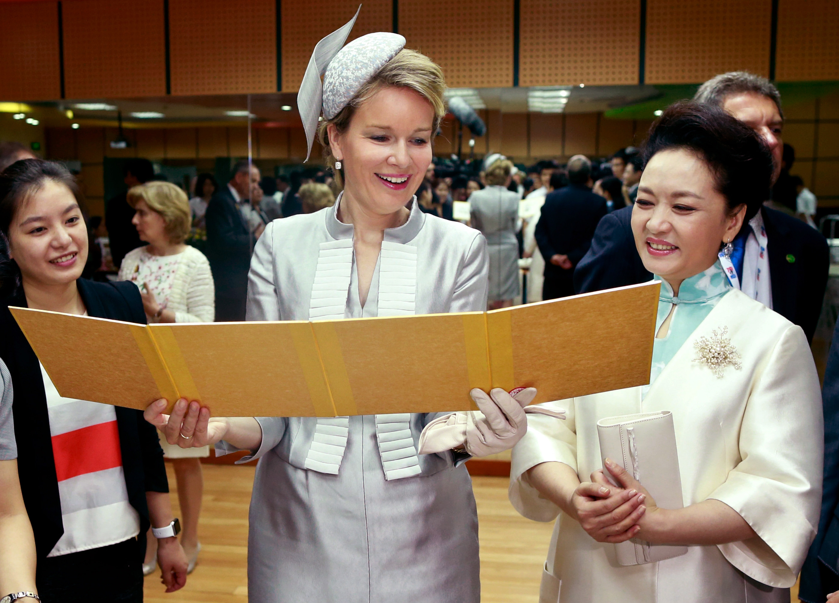 彭丽媛和比利时王后参观北京启喑实验学校
