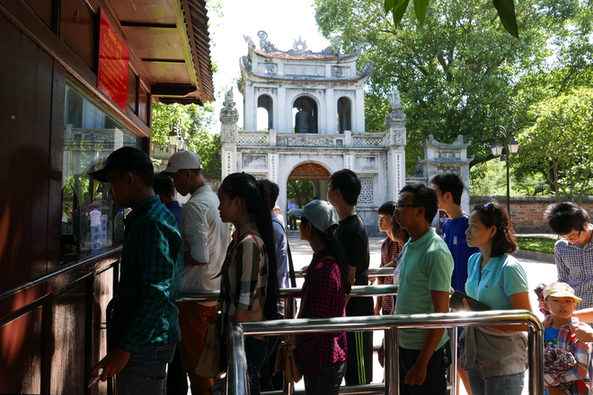 越南高考前夕数千考生涌入文庙祈求好运