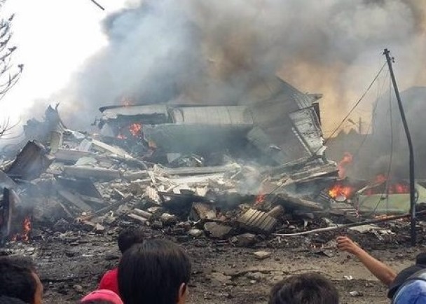 印尼军机坠毁居民区引发大火 或数十人死亡（组图）