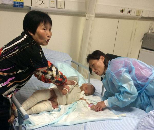 2岁男童养老院遭烫伤：母亲吸毒 父亲不闻不问