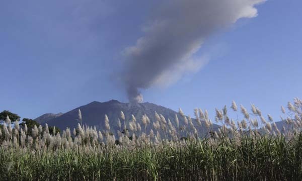 印尼火山持续喷发 巴厘岛机场被迫关闭