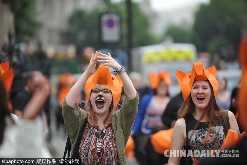 英动物保护者戴狐狸面具游行 反对政府恢复狐狸捕杀
