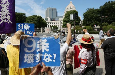 日本执政党为何不顾民意强推安保法案过关？