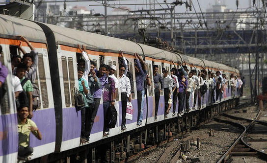 印度去年逾2.5万人死于铁路事故 多因横穿铁轨或跌落火车