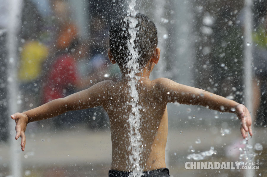 中外小朋友清凉过夏 北京三里屯“扎堆”玩水