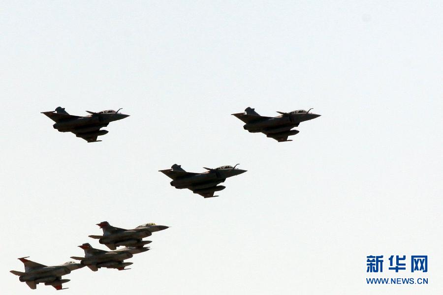 首批法国“阵风”战斗机在埃及开罗上空飞行