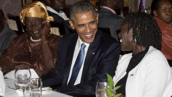 奥巴马“衣锦还乡” 与肯尼亚家人共进晚餐其乐融融