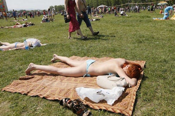 公共场所不能穿比基尼？法国女子公园晒太阳被围殴
