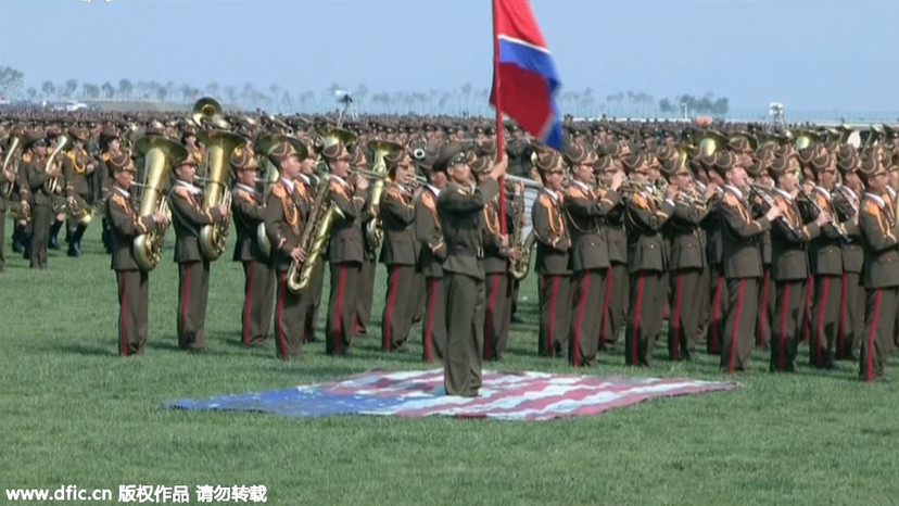 朝鲜战斗飞行技术大会 士兵脚踩美国国旗