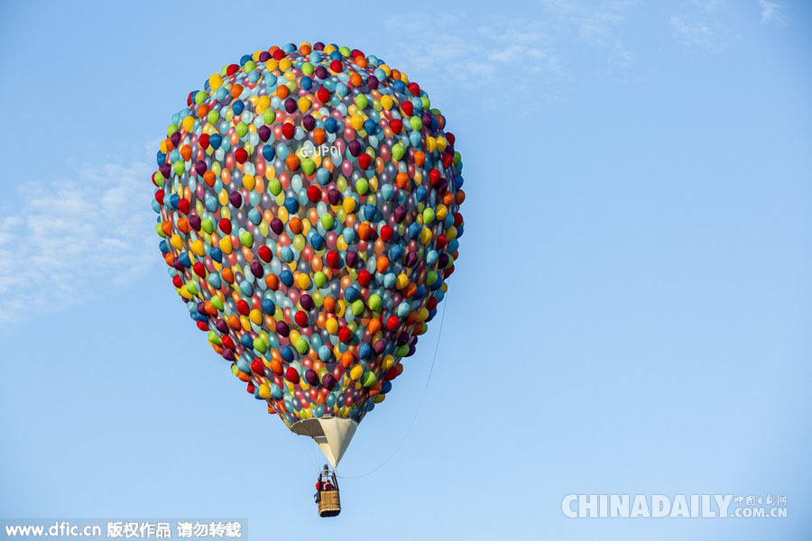 英国布里斯托尔国际热气球节举行 各式萌态热气球装扮蓝天