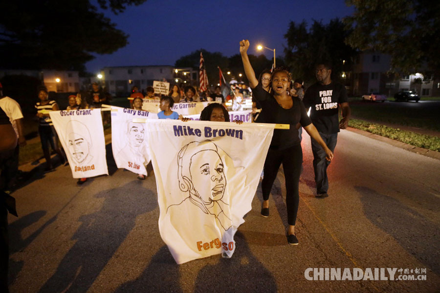 美国民众游行纪念黑人青年布朗遭枪杀一周年