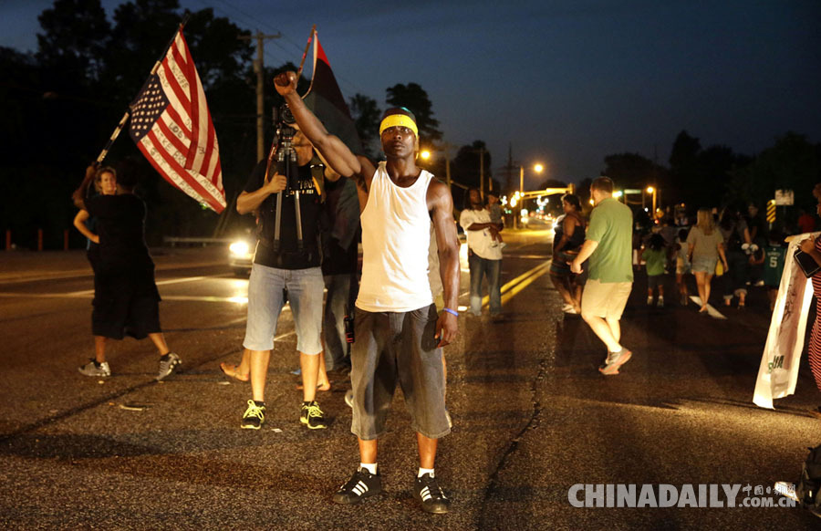 美国民众游行纪念黑人青年布朗遭枪杀一周年