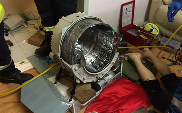 澳大利亚男子半身卡洗衣机3小时 消防员拆零件解救（图）
