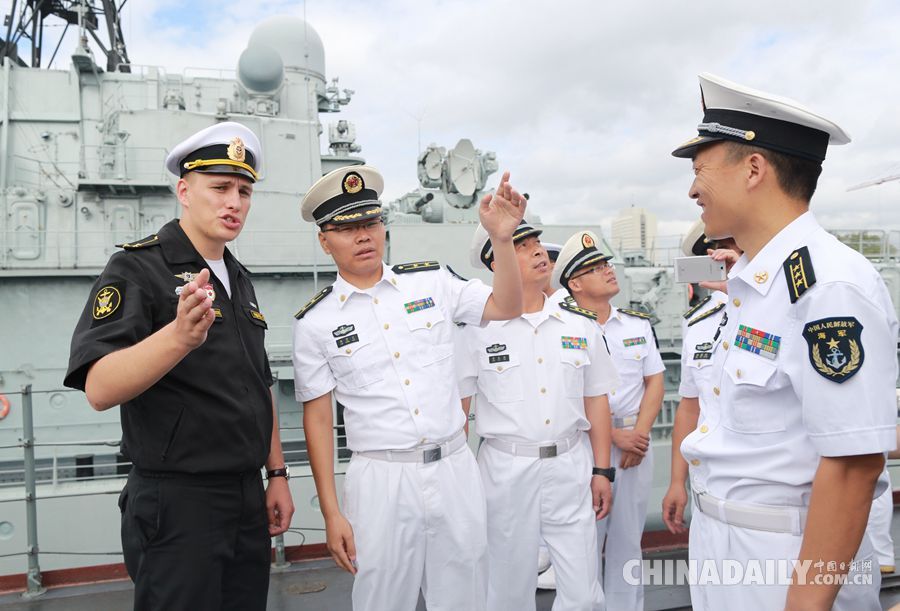 参与中俄海上联合-2015（Ⅱ）军演官兵相互参观舰艇