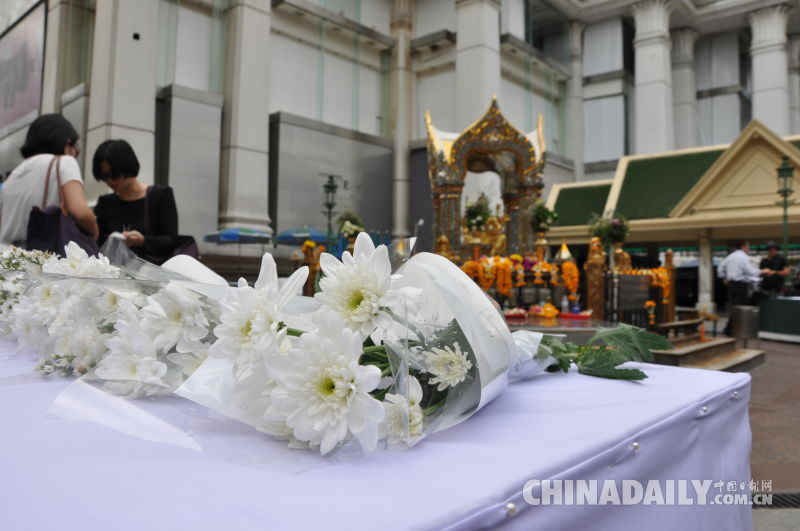 曼谷爆炸案头七 中国大使馆到四面佛献花