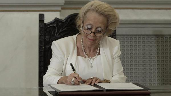 希腊首位女总理担纲看守内阁 齐普拉斯或再赢9月大选
