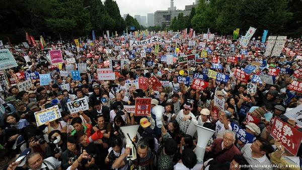 东京12万人抗议新安保法案 高呼“安倍下台”等口号