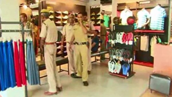 不可思议！印度警察难抵诱惑陪在押嫌犯逛街买鞋