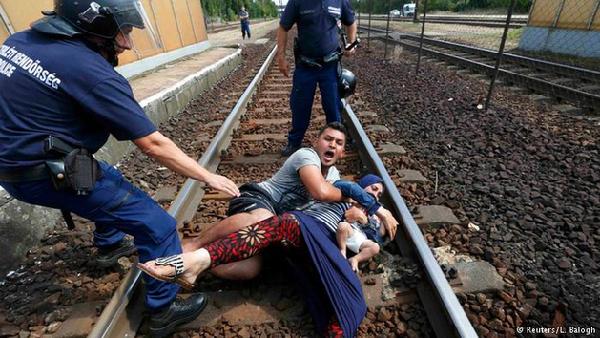 匈牙利难民危机有失控危险 警方对难民采取行动