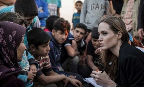 朱莉撰文呼吁拯救难民 盘点这些年她关注的人道主义事业