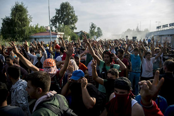 难民冲击匈牙利边境口岸 遭水炮催泪弹阻止