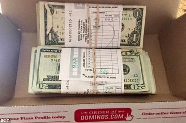 最超值外卖！美国男子叫披萨竟收一盒钞票