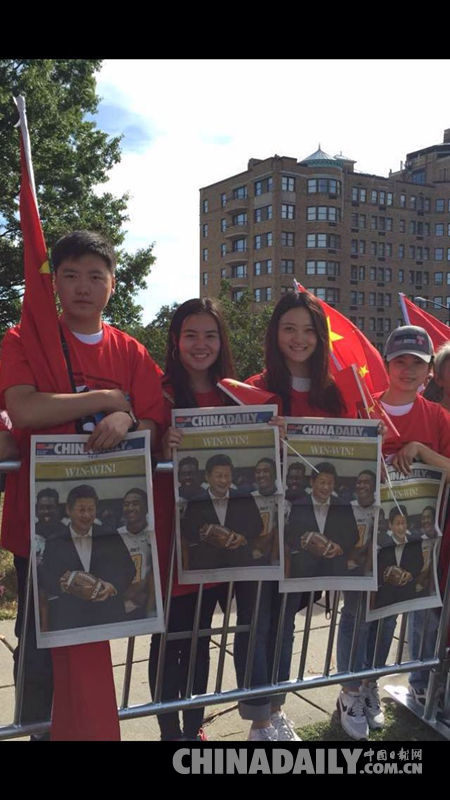 习近平抵达华盛顿 当地华人举国旗标语热情欢迎