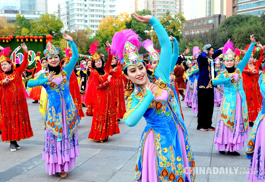 乌鲁木齐民众载歌载舞 庆新疆维吾尔自治区成立60周年