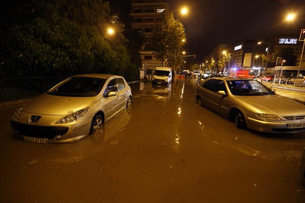 法国蓝色海岸暴雨引发洪灾 至少12人死亡
